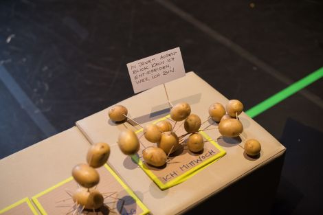 „Mit den Beinen sehen“ | Familien-Uni „2 x 2 = grün“ | © L. Nickel/Theater an der Parkaue